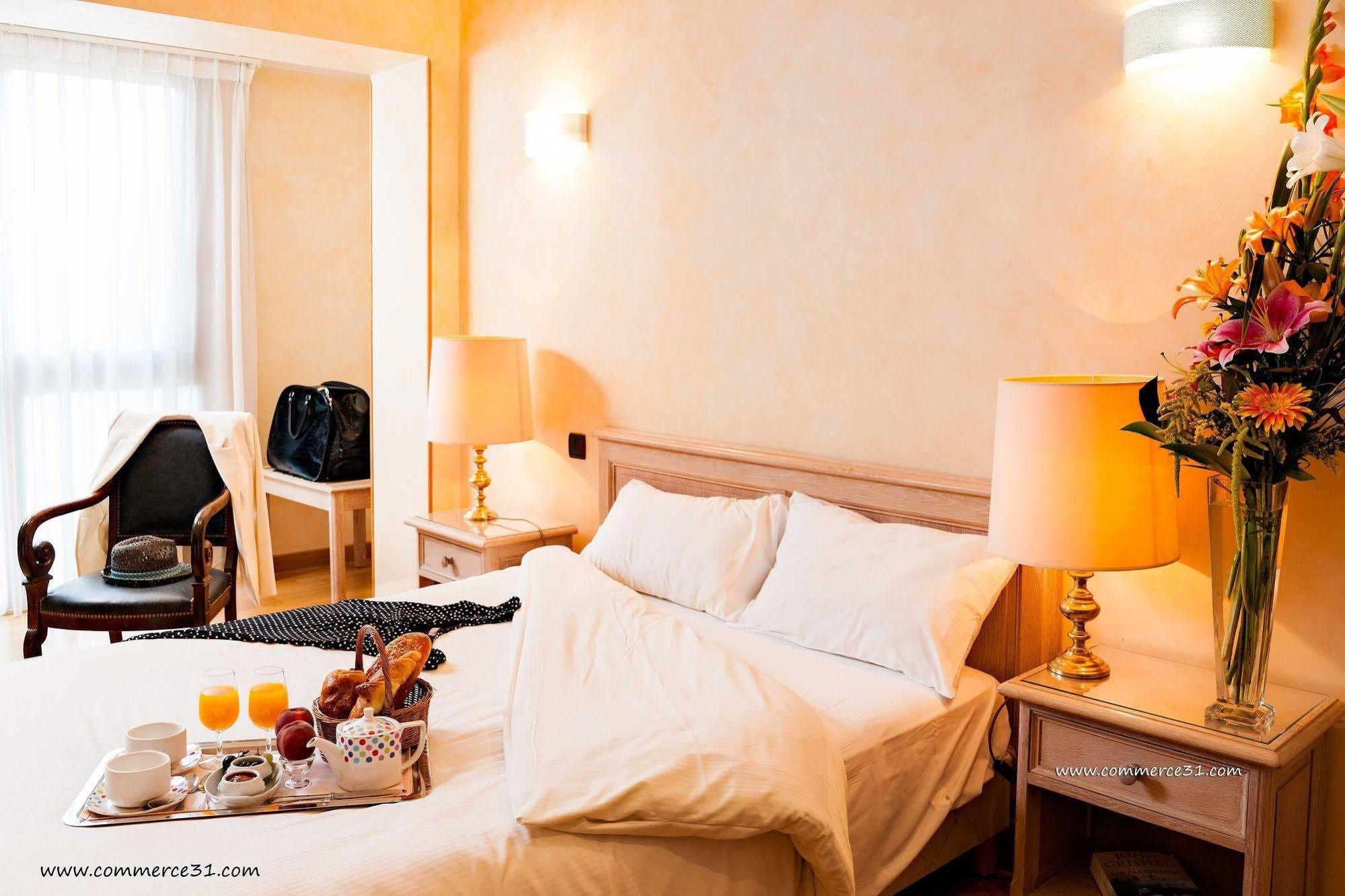 Hotel Du Commerce Spa แซ็ง-โกแด็งส์ ภายนอก รูปภาพ