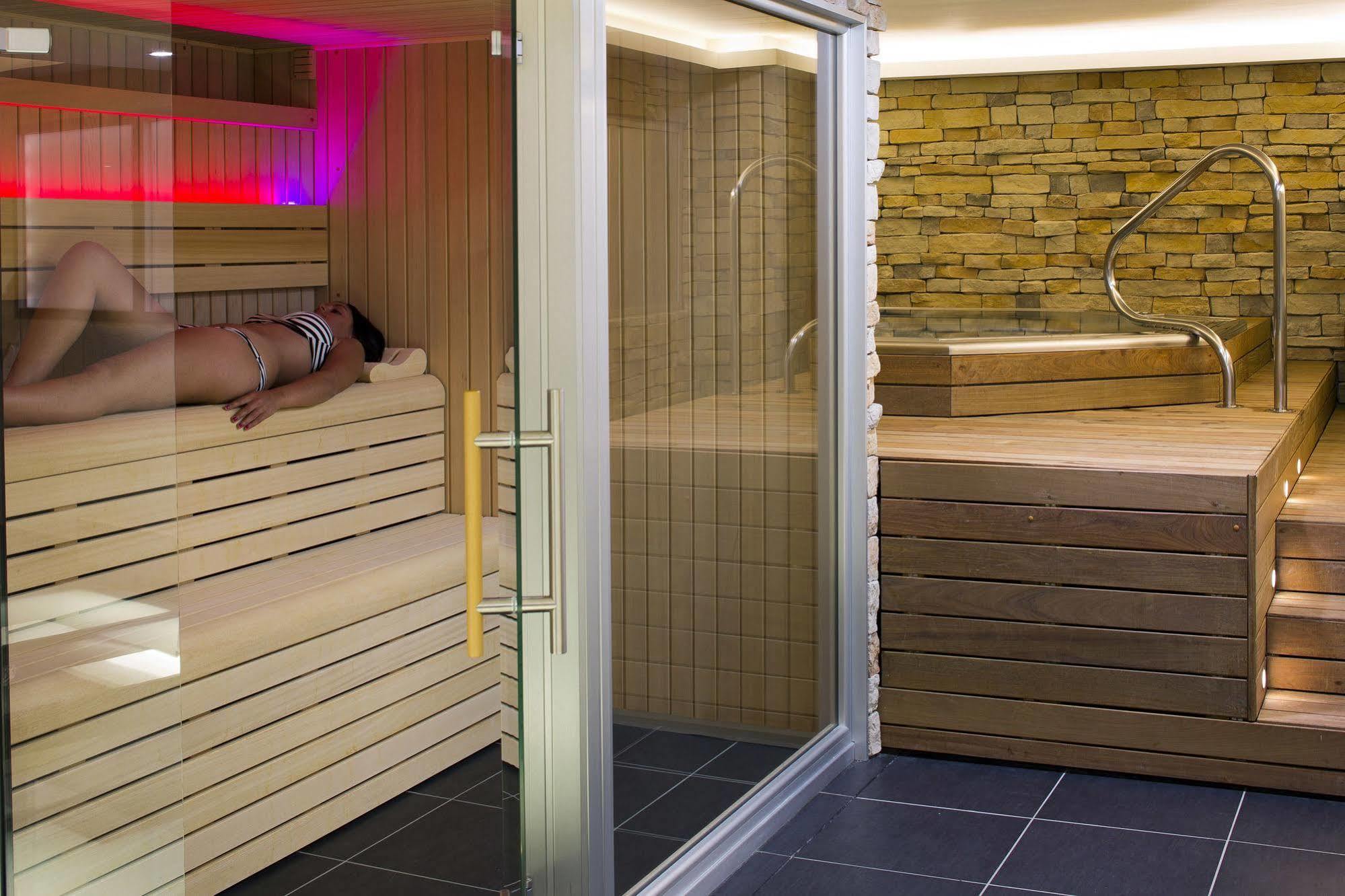 Hotel Du Commerce Spa แซ็ง-โกแด็งส์ ภายนอก รูปภาพ