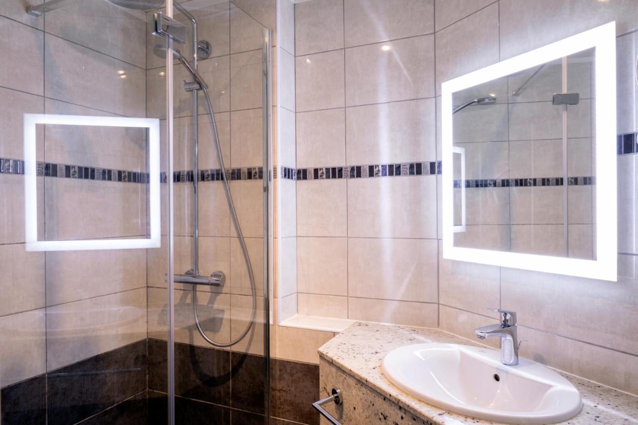 Hotel Du Commerce Spa แซ็ง-โกแด็งส์ ภายนอก รูปภาพ